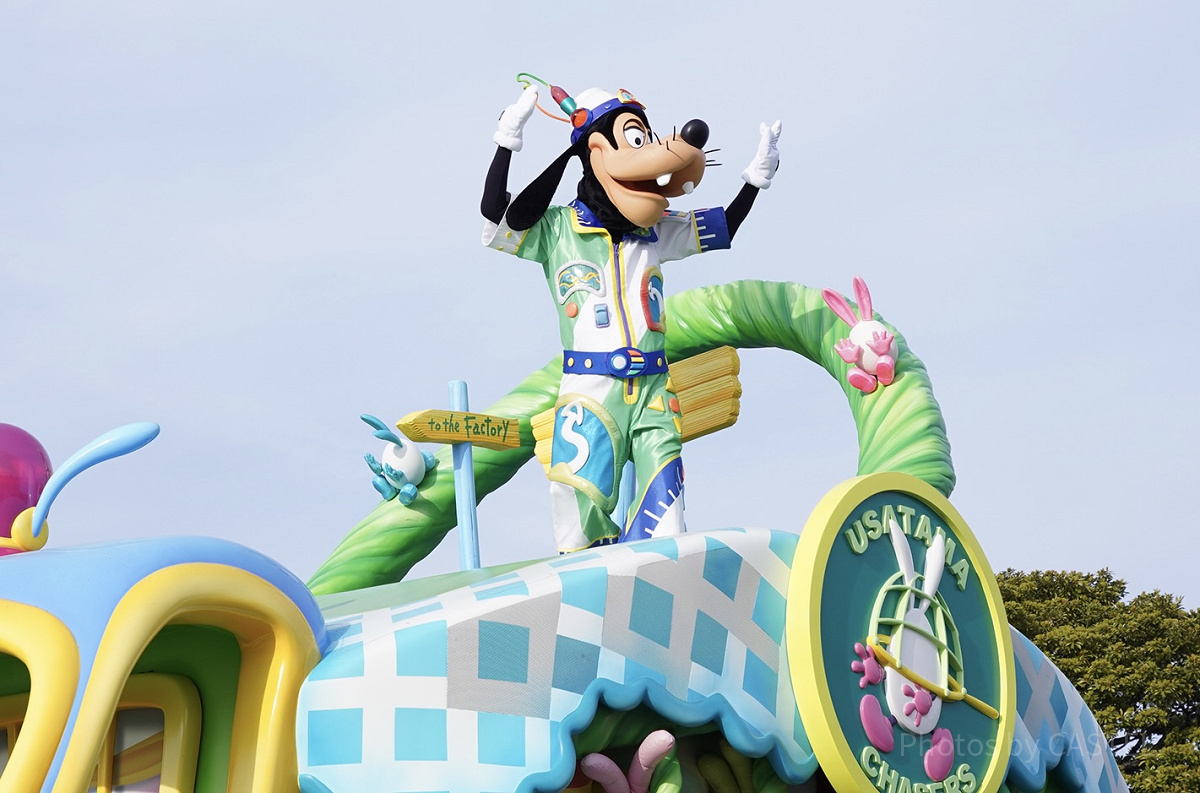 ディズニーランドでパレードに出演するグーフィー| キャステル