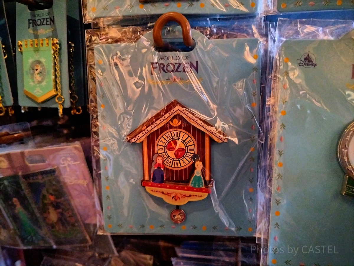 香港ディズニーアナ雪グッズ：時計台型ピンバッジ| キャステル