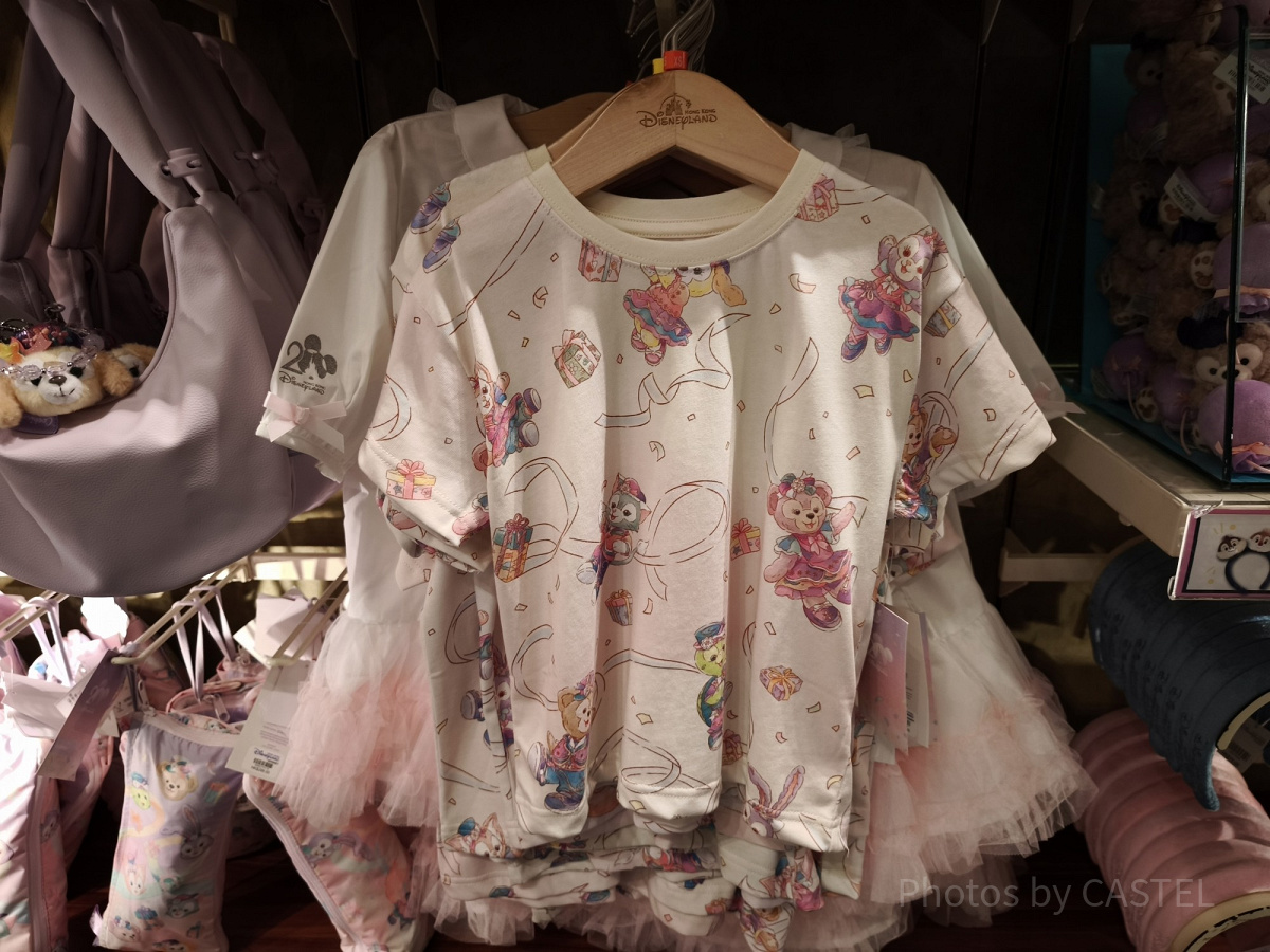 香港ディズニー20周年「ダッフィー＆フレンズ・グランドセレブレーショングッズ」：総柄Tシャツ（子供用）