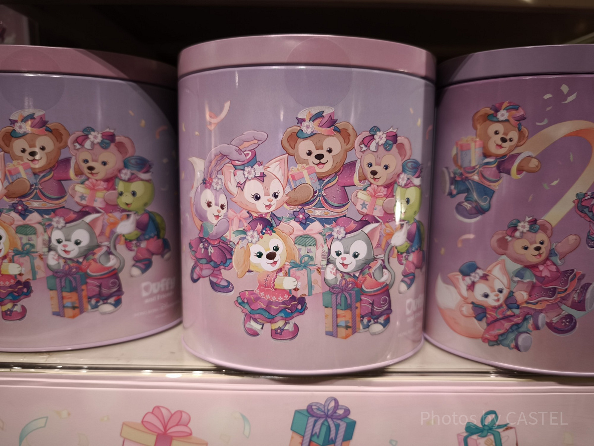 香港ディズニー20周年「ダッフィー＆フレンズ・グランドセレブレーショングッズ」：チョコクランチ缶