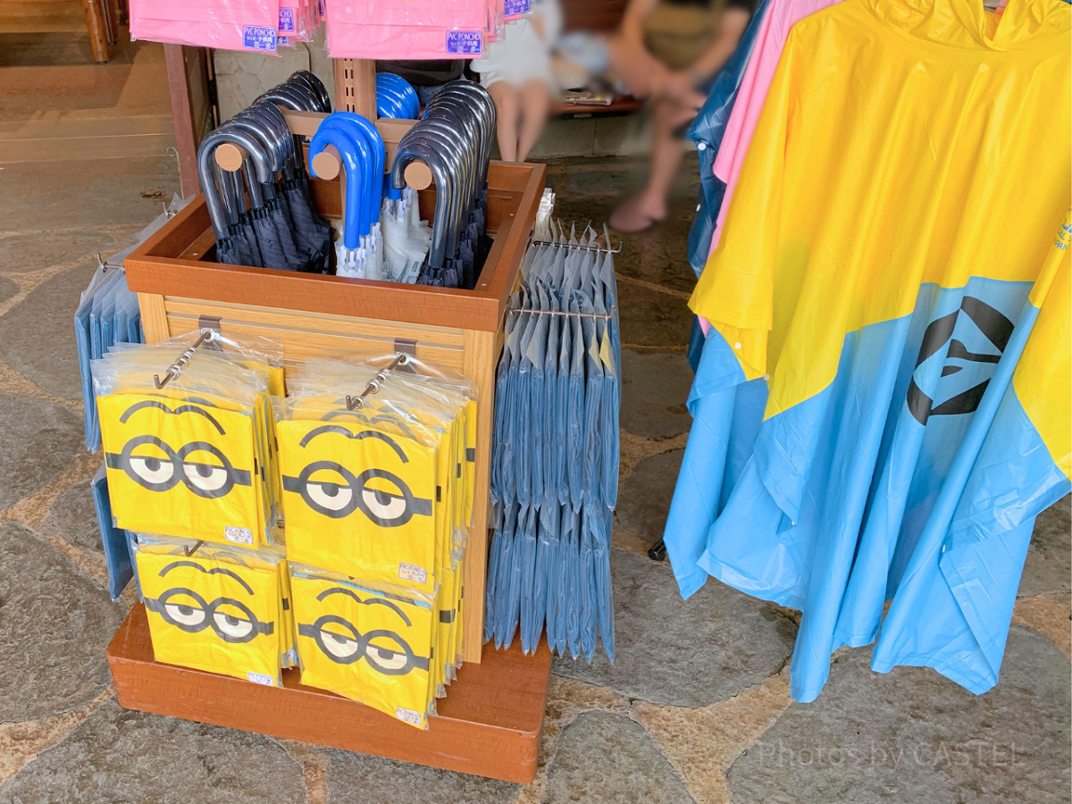 店頭にカッパが並んでいる様子