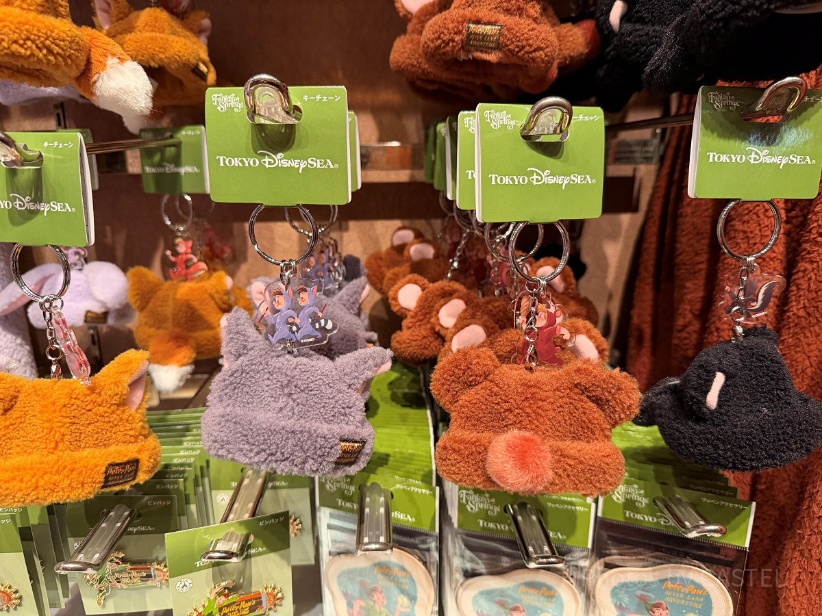 キーチェーン（真ん中右）