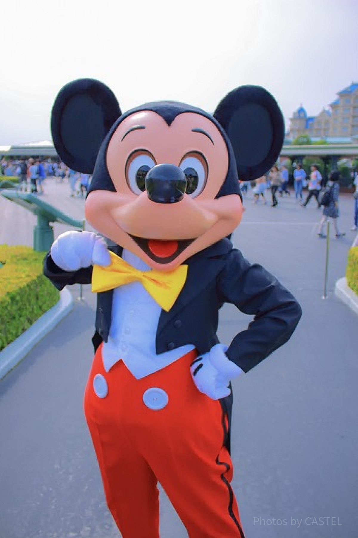 エントランスのミッキー。晴れの日はタキシード姿で皆さんをお出迎え