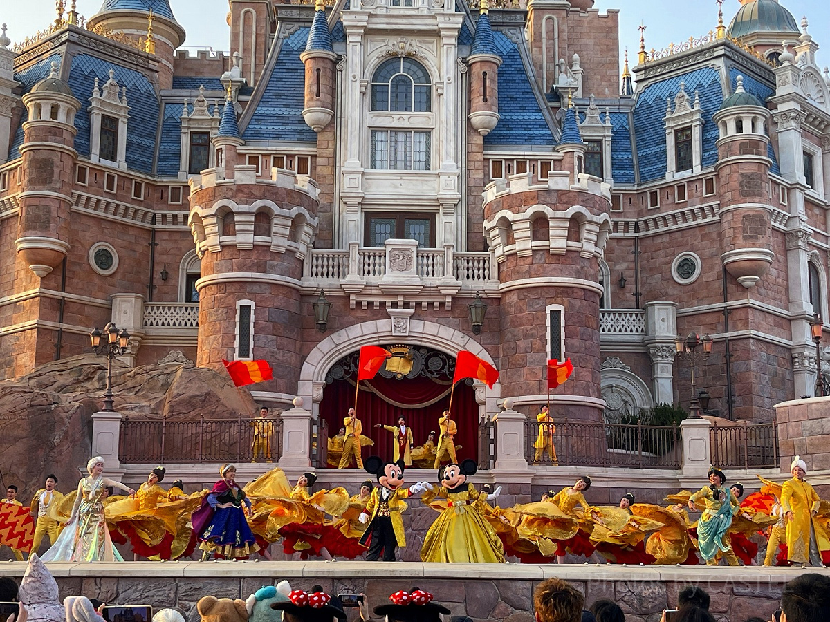 ミッキーは下手から、ミニーは上手から出てきます