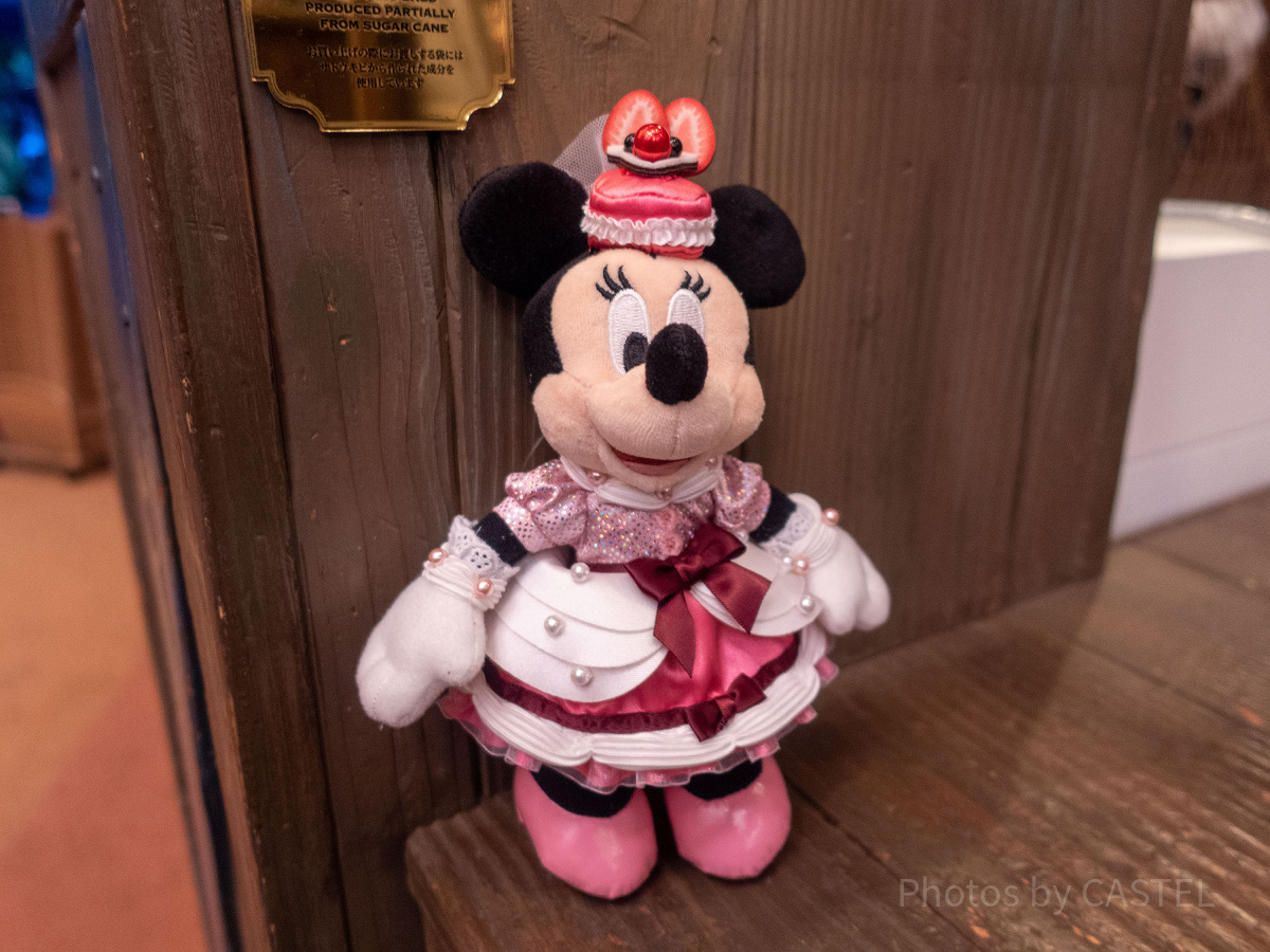 ミニーぬいぐるみバッジ（テーブル・イズ・ウェイティング