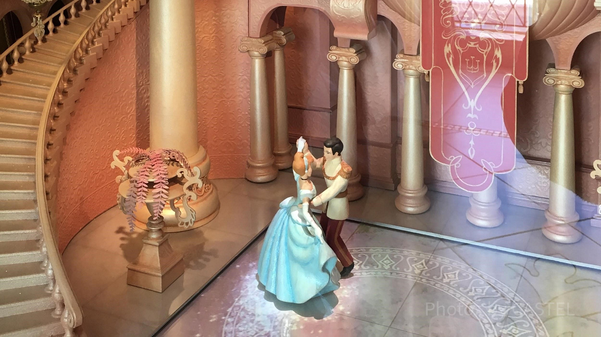 レア☆東京ディズニーリゾート　シンデレラ　プリンスチャーミング　フィギュア Amazon.co.jp: Disney Traditions シンデレラ &チャーミング王子