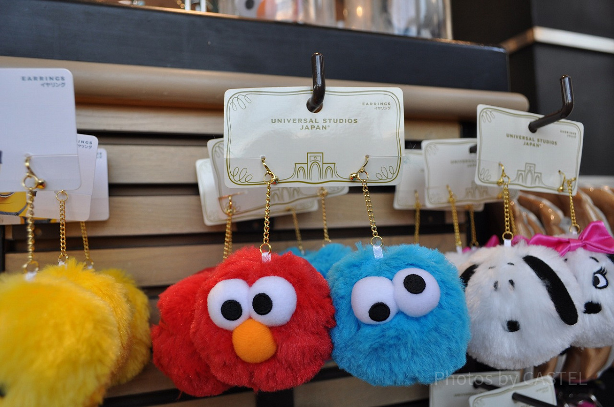ぽんぽんイヤリング（エルモ＆クッキーモンスター）| キャステル