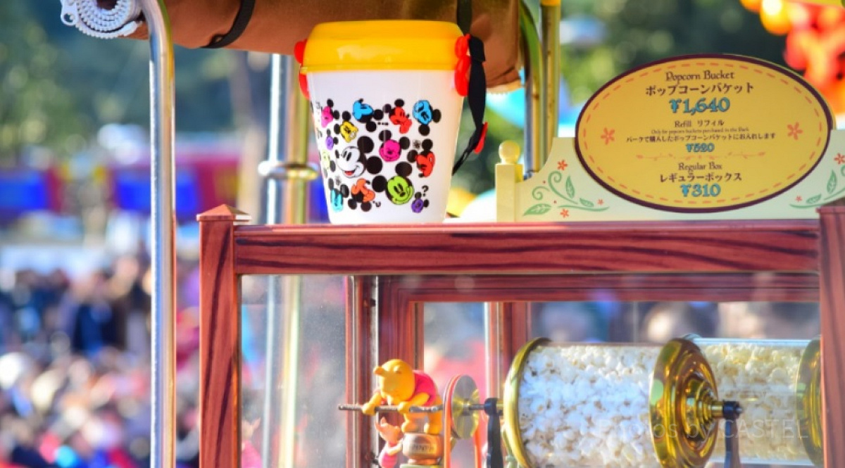 プーさんのハニーハントの前で撮影したポップコーンバケット