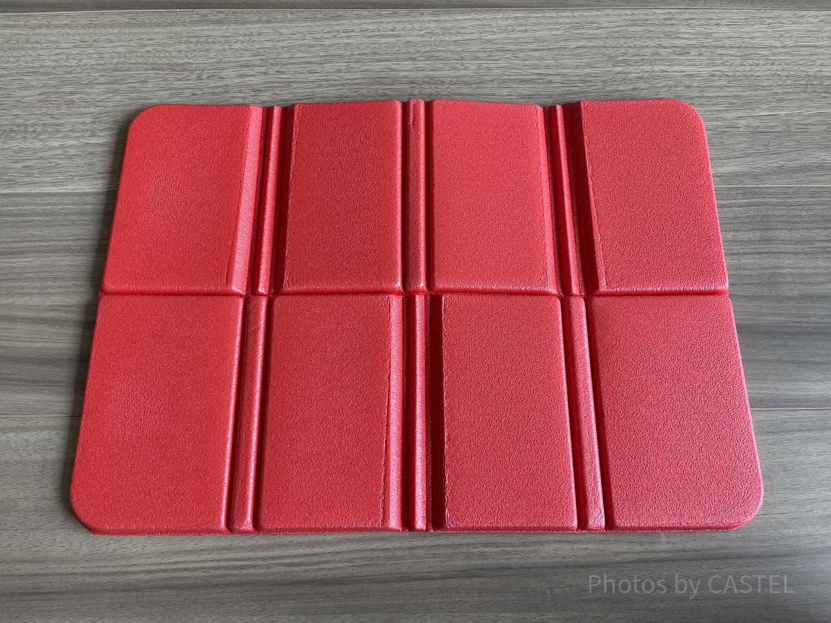 赤のポータブルクッションを広げた状態