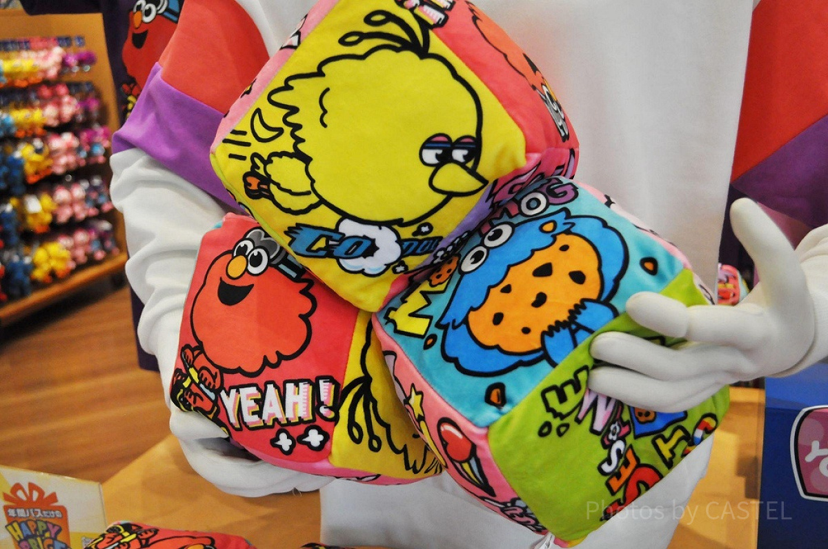 セサミストリート キュージョン 4点 セサミストリートグッズ「POP EMOTION!」キューブ型クッション
