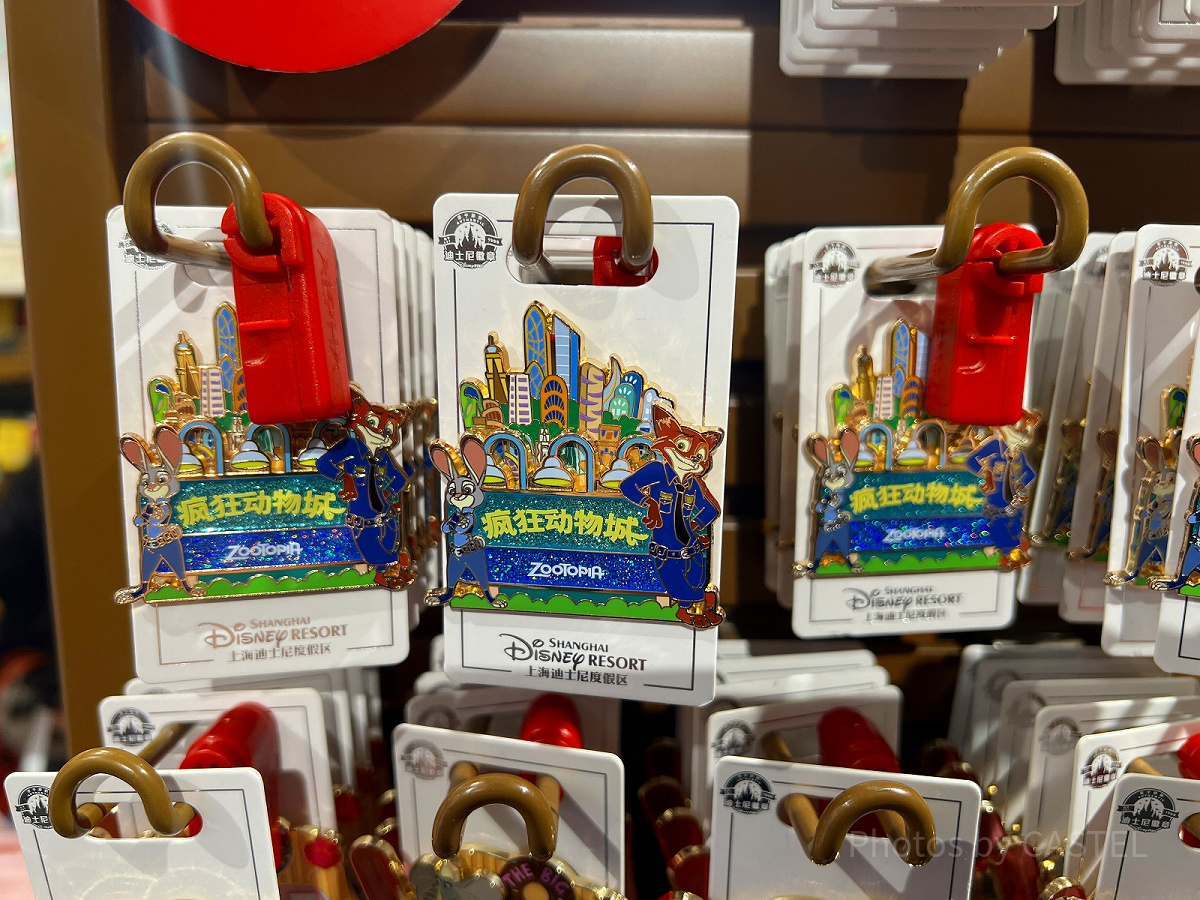 上海ディズニーズートピアグッズ：ズートピアエリアモチーフピンバッジ