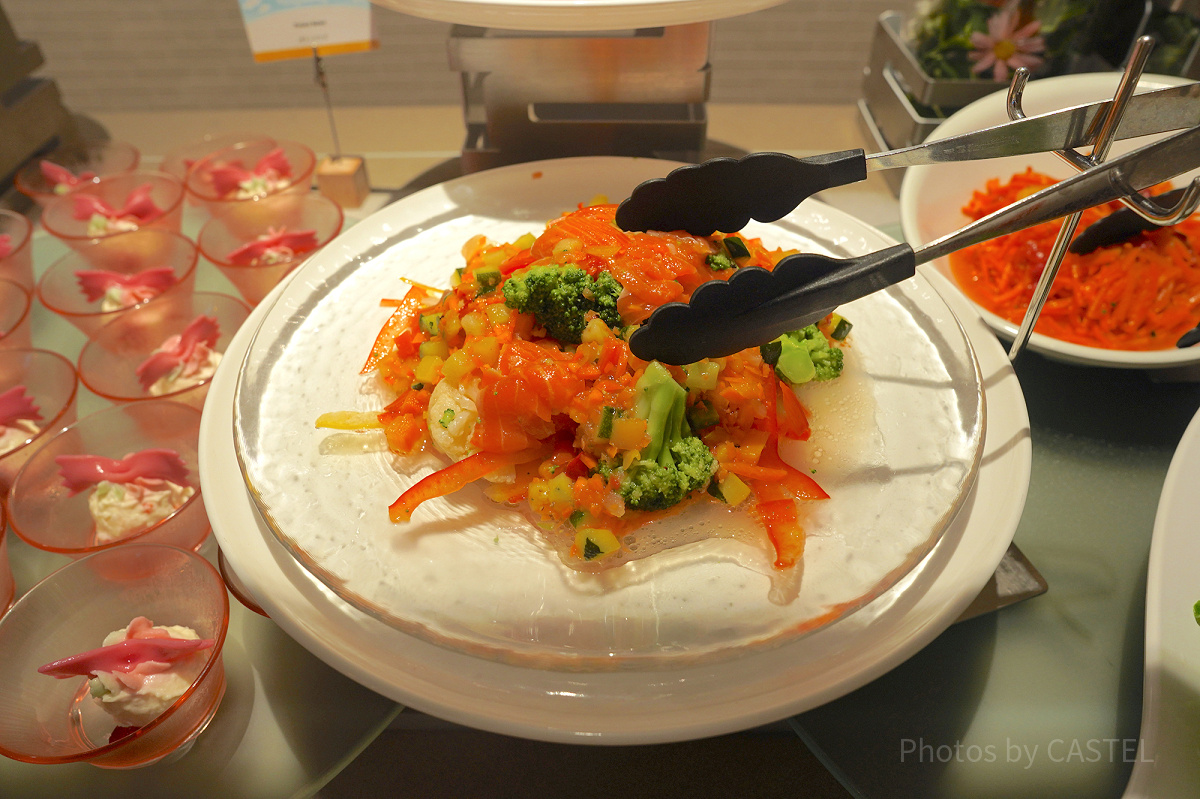 スモークサーモンと彩り野菜のサラダ