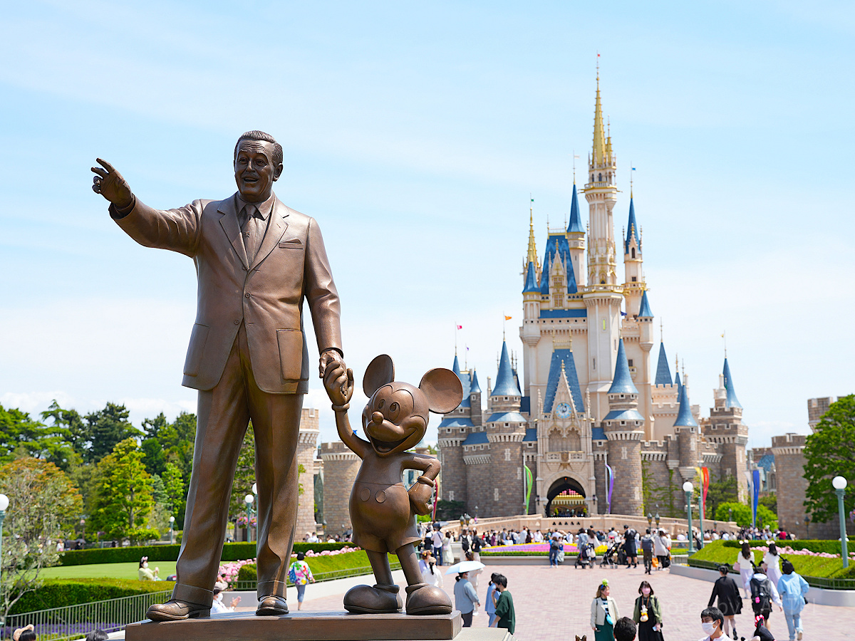 ウォルト・ディズニーとミッキー・マウスのパートナー像