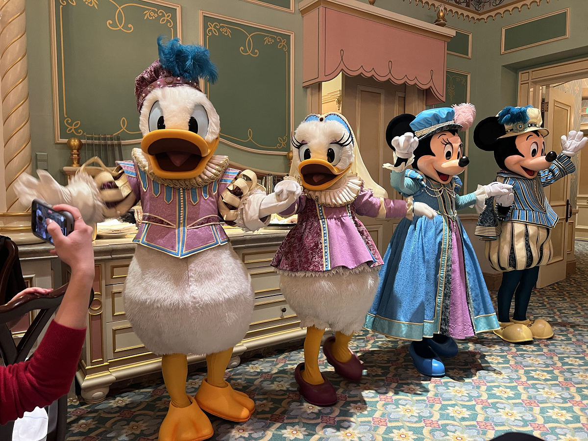 ダンスするキャラクターたち