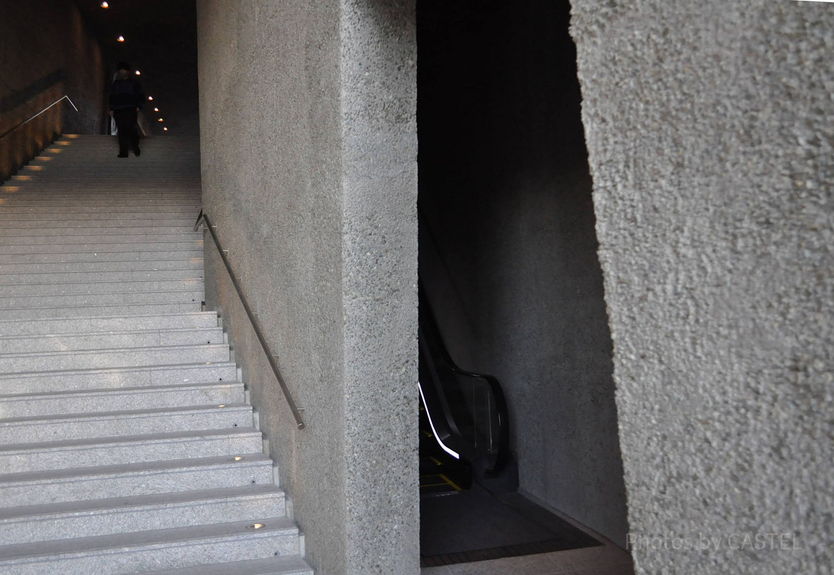 神戸ポートミュージアムのエスカレーターは大階段の右手にある