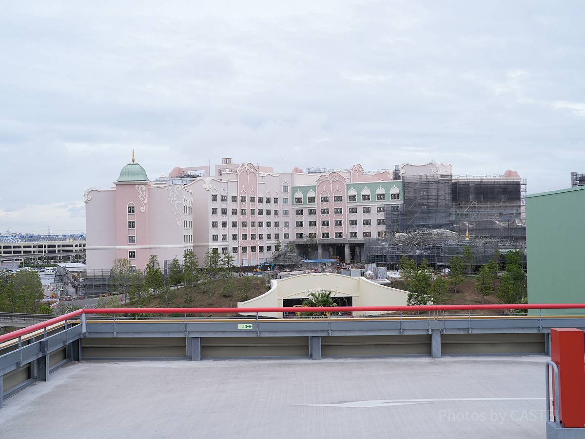 建設中のファンタジースプリングスの新ホテル（ベイサイドステーション側から撮影）