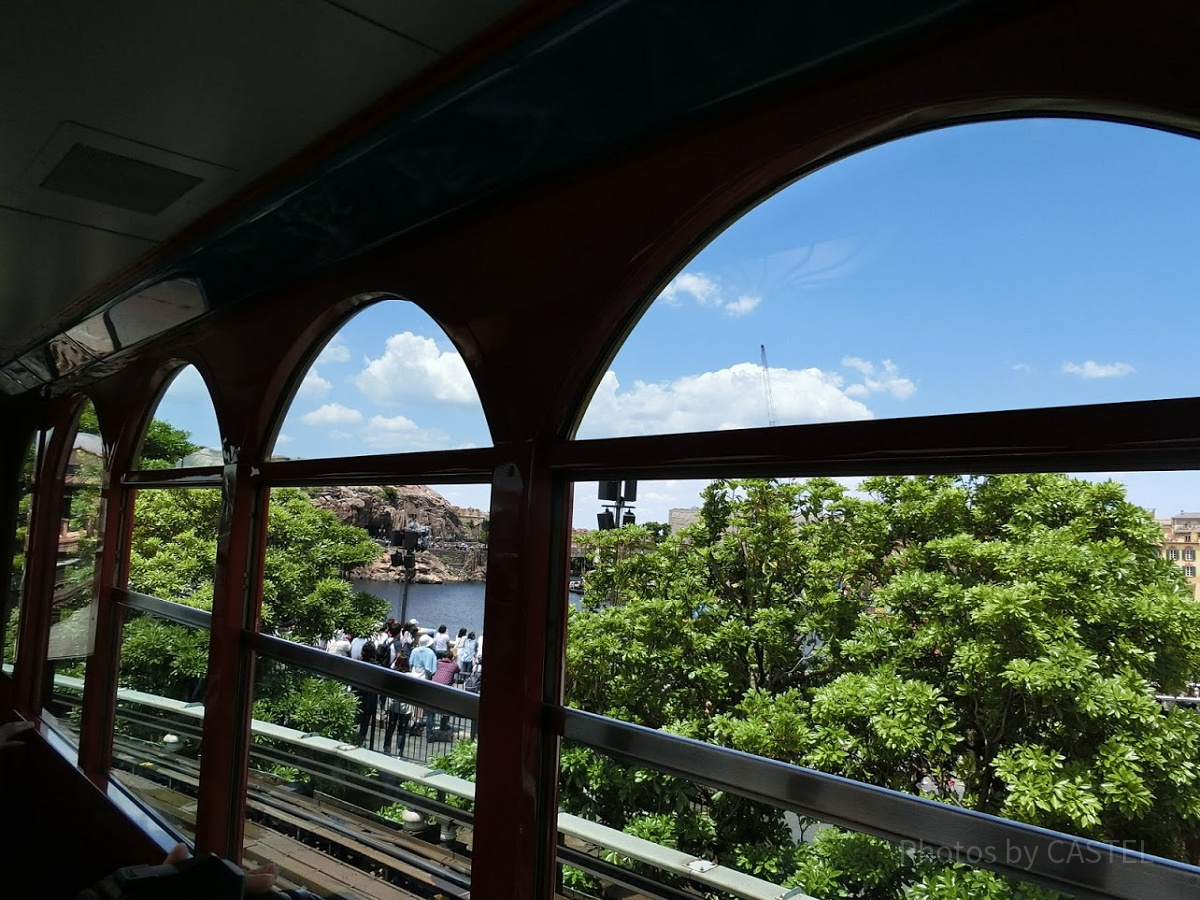 大きい車窓に景色がゆっくりと流れる