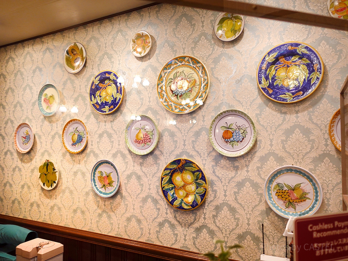 店内の壁はお皿で優雅にデコレーションされています
