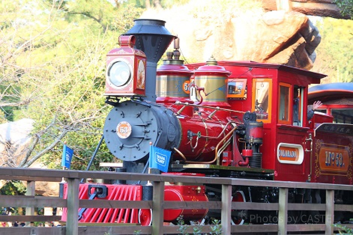 赤い車体がトレードマークのウエスタン・リバー鉄道