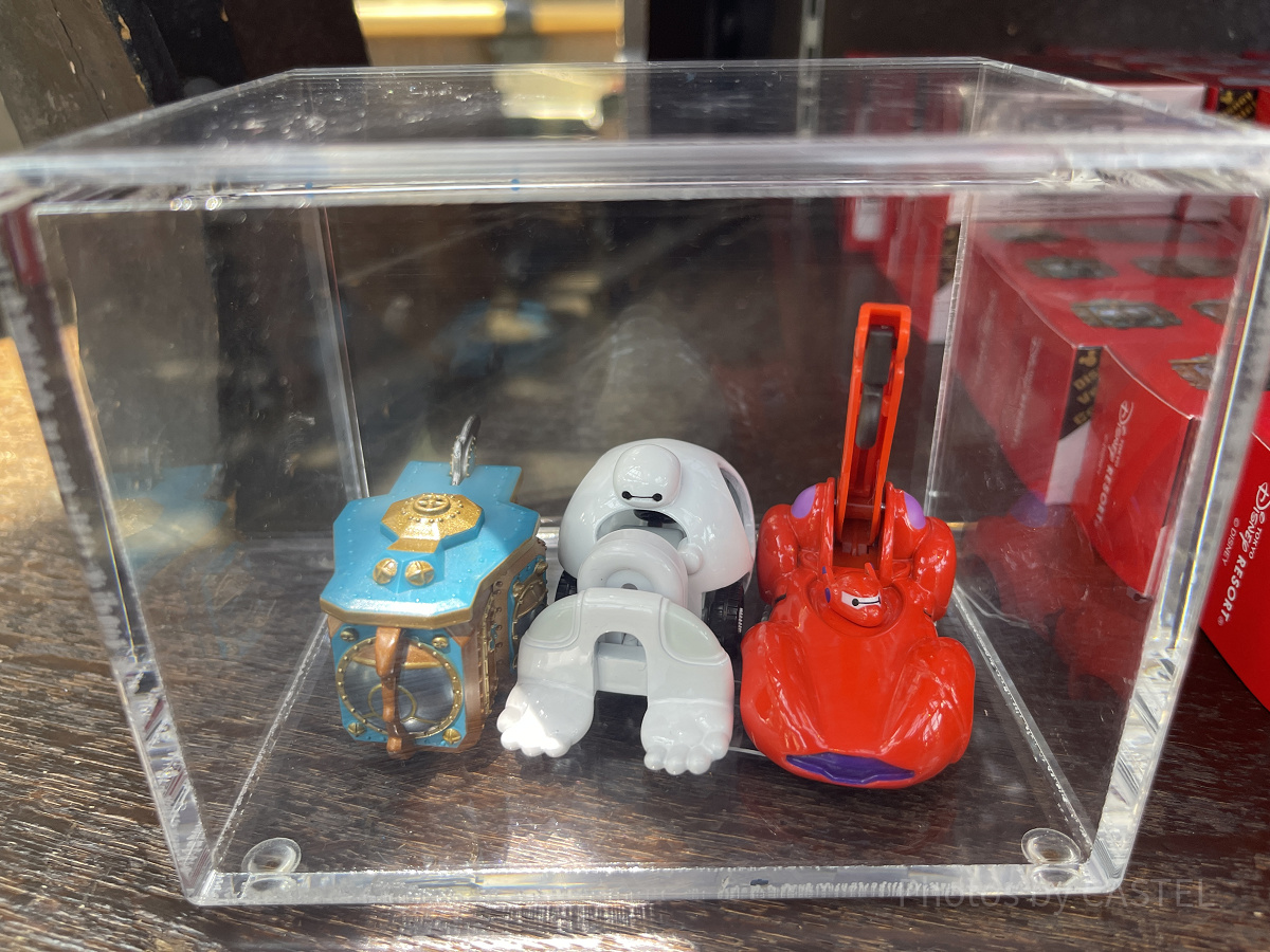 トミカ（写真右）