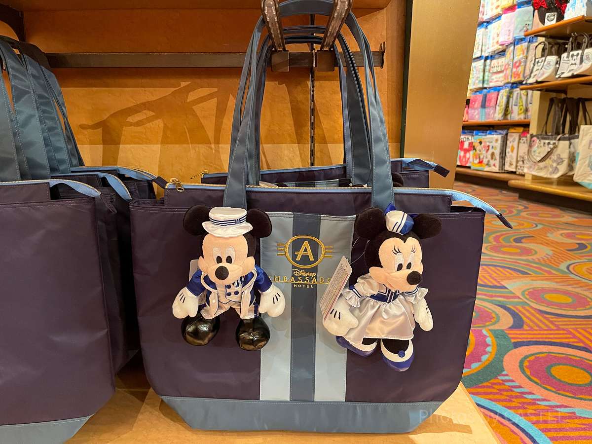 アンバサダーホテルのぬいぐるみバッジ付きトートバッグ