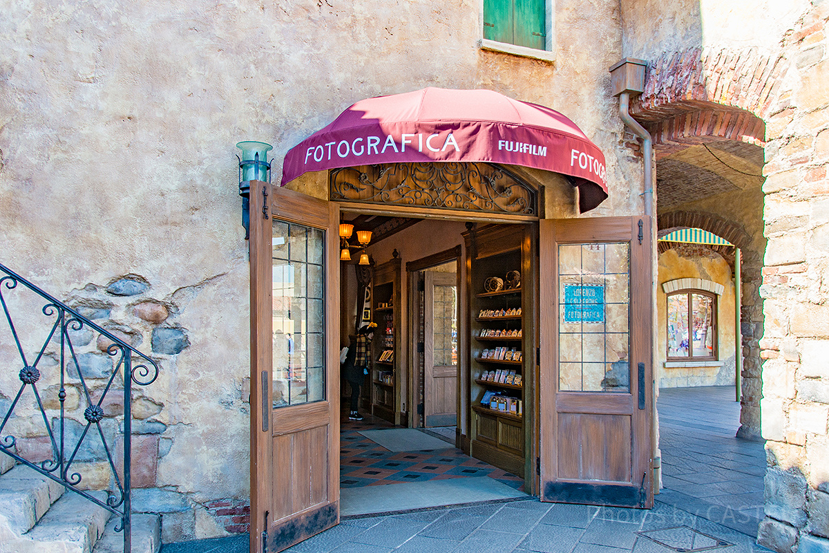 フォトエキスプレス受付機は複数のショップ内に設置されています