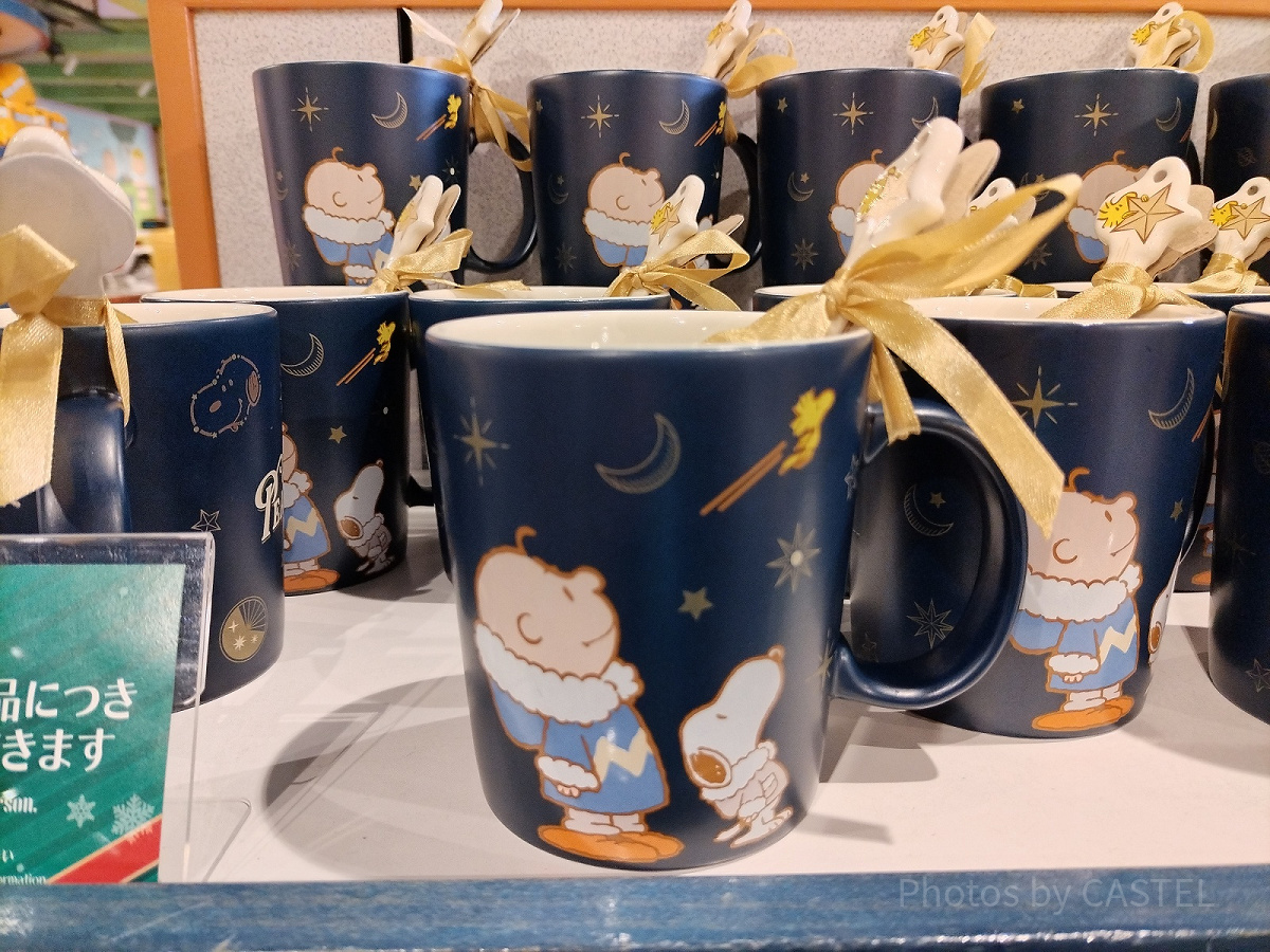 【スヌーピー/ユニバ限定】 スプーン付きマグカップ　USJパーク来場者限定グッズ ユニバクリスマスグッズ2024：スプーン付きマグカップ（冬服