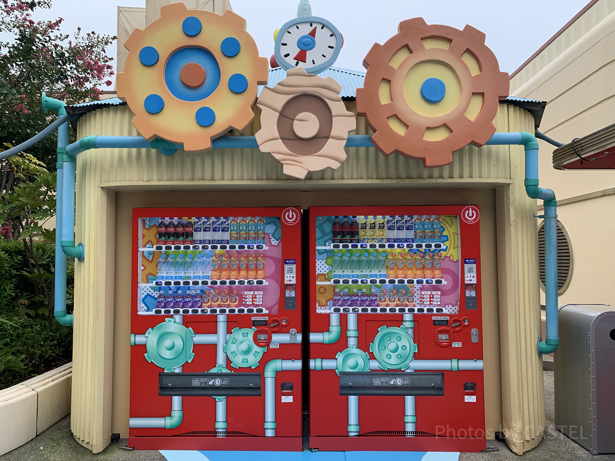 プレイング・ウィズおさるのジョージ前の自動販売機