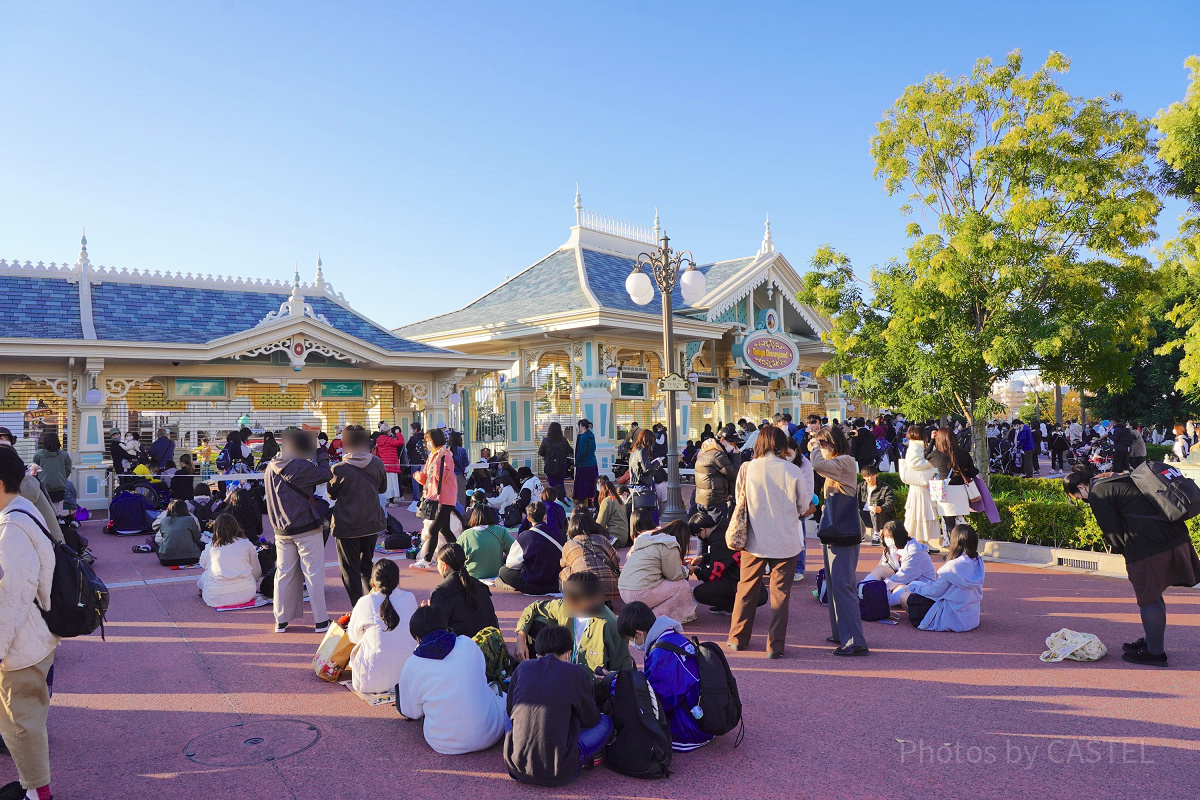 ディズニーランドの開園待ちの様子