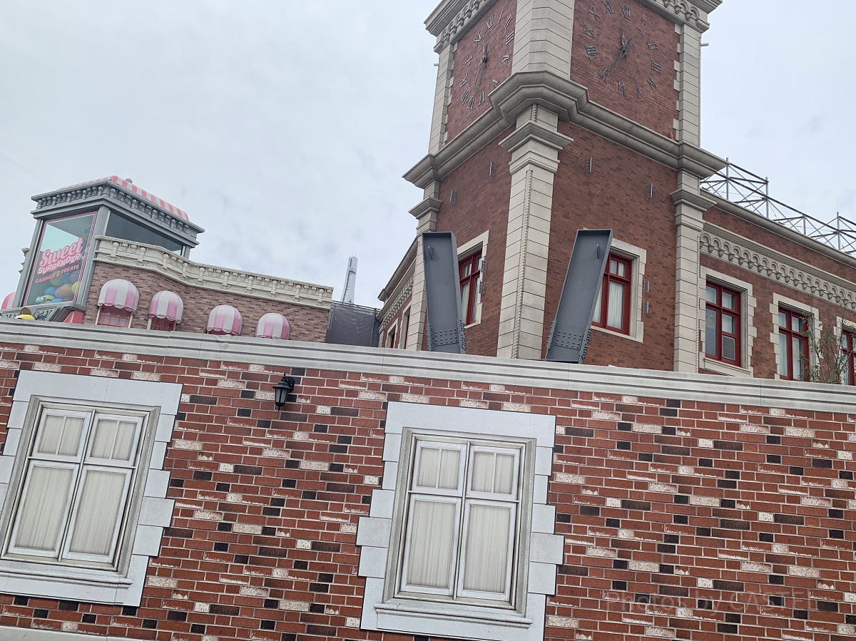 見えているのはVの看板！？