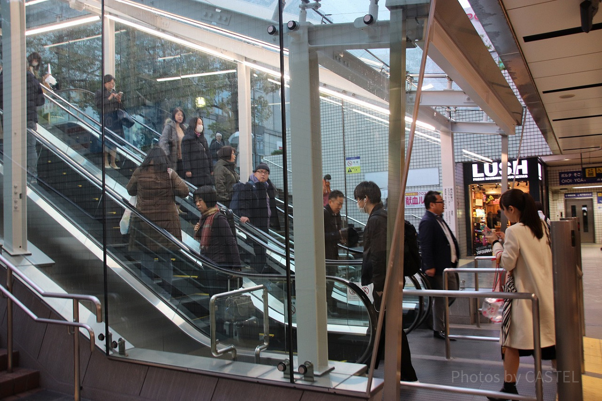 横浜駅のエスカレーター