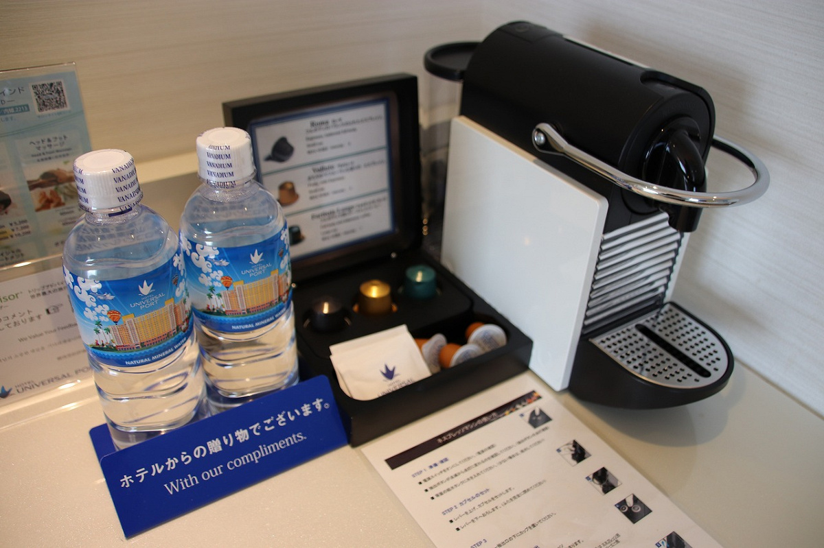 コーヒーマシンとペットボトルの水 キャステル CASTEL ディズニー情報