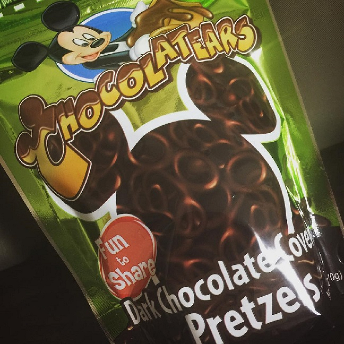 ダークチョコレートのカバーされたプレッツェル キャステル CASTEL ディズニー情報