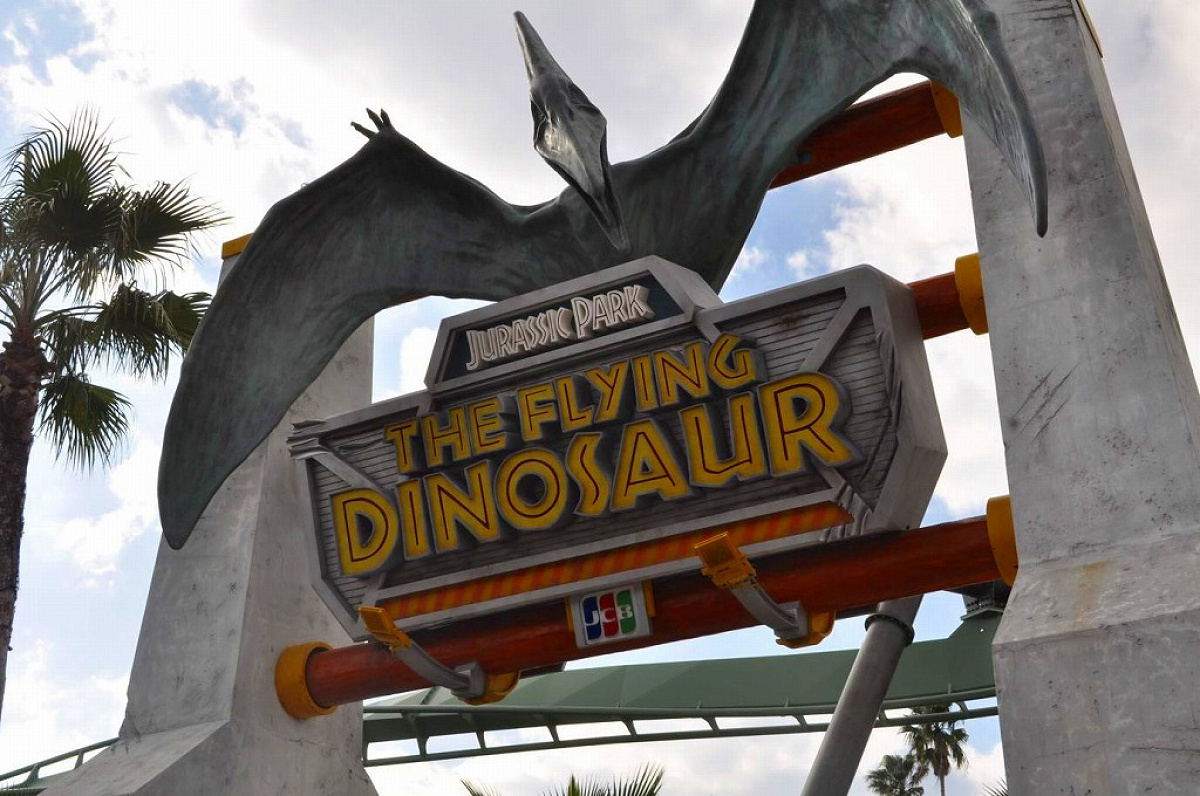 ジュラシック・パークエリアのフライング・ダイナソー キャステル CASTEL ディズニー情報