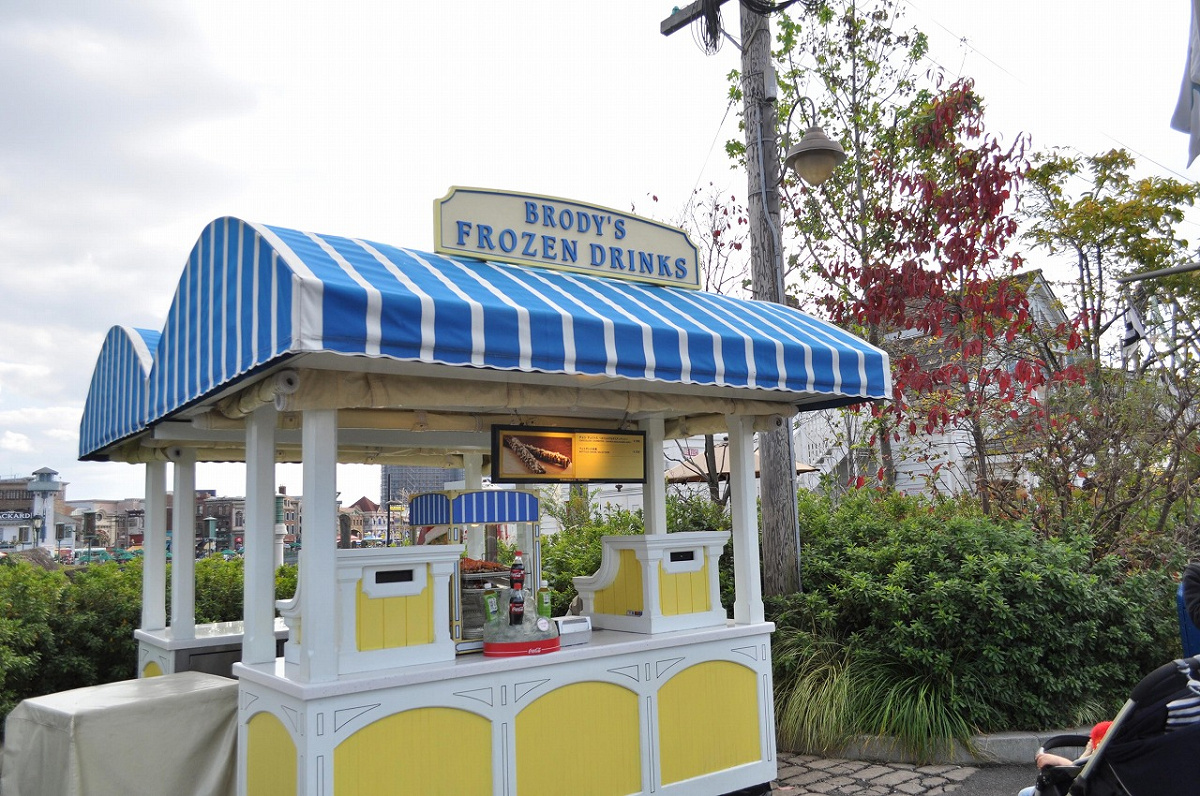 ユニバのジョーズ前にあるフードカート キャステル CASTEL ディズニー情報