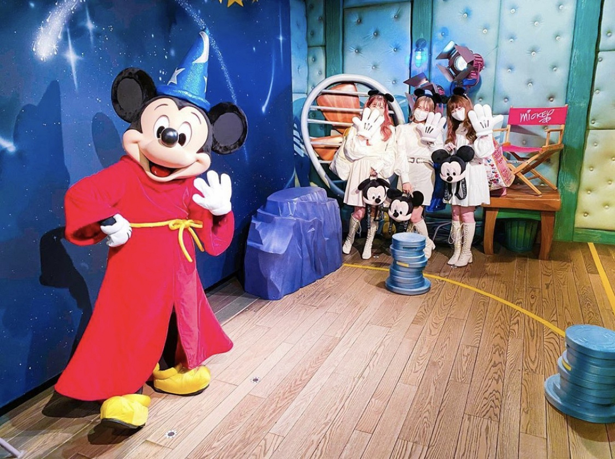 グリーティングはマスク着用 キャラクターと距離を保った上で行う キャステル Castel ディズニー情報 グリーティングはマスク着用 キャラクターと距離を保った上で行う キャステル Castel ディズニー情報
