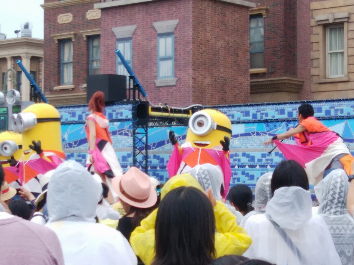 ミニオンクールファッションショー ピンクの衣装を身につけたミニオンたち キャステル Castel ディズニー情報