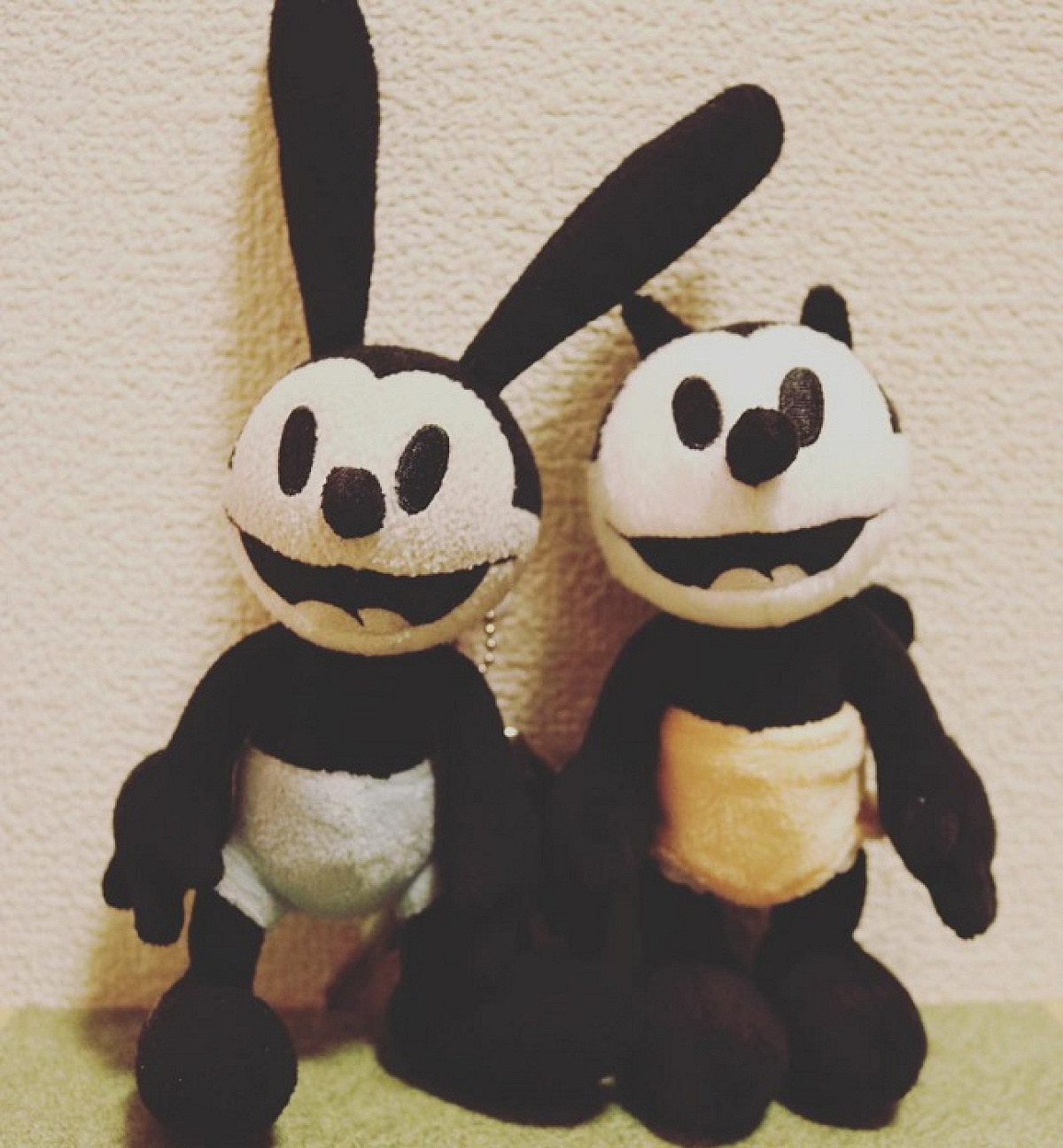 オズワルド(左)オルテンシア(右) キャステル CASTEL ディズニー情報