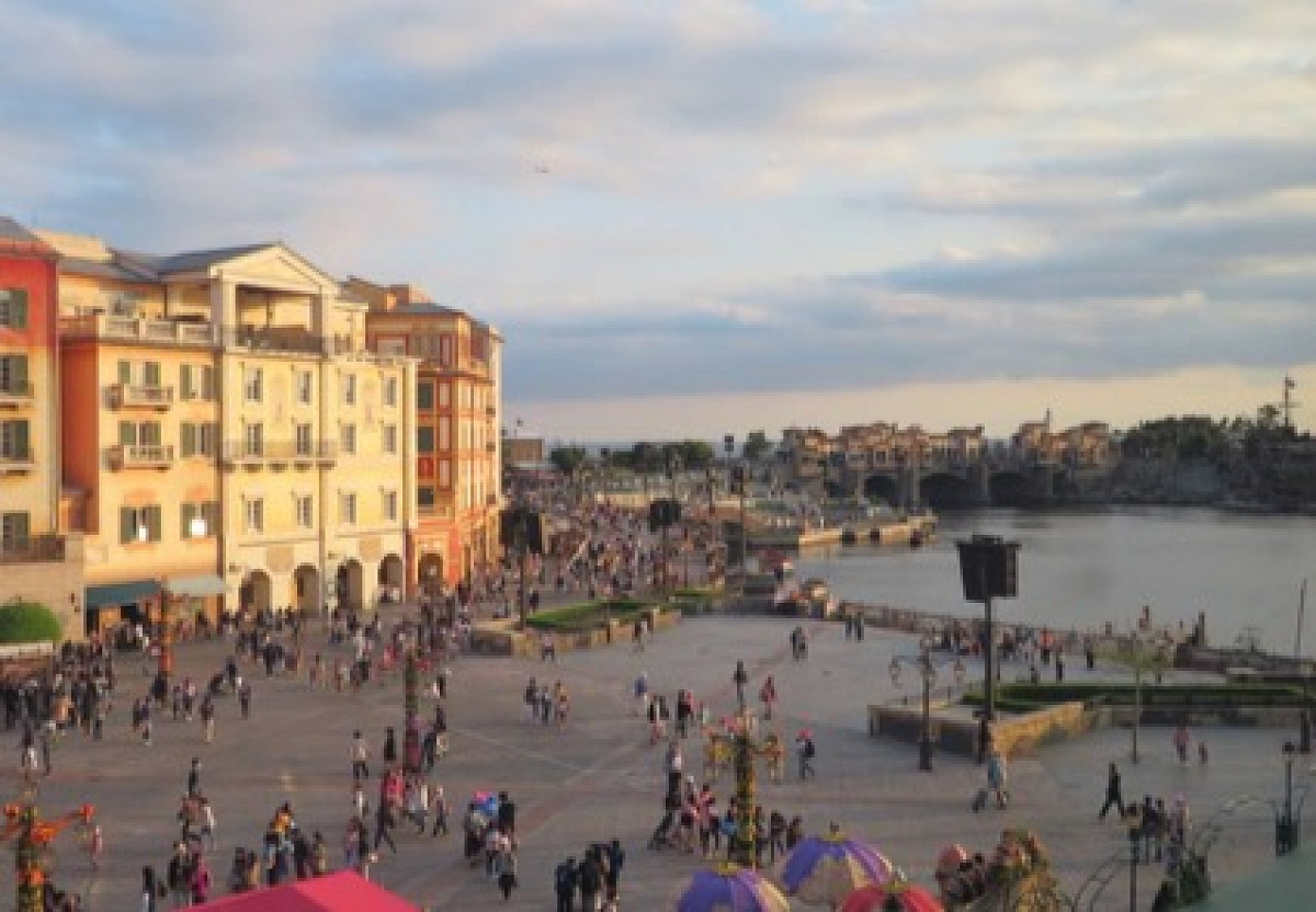 「ピアッツァ」とはイタリア語で「広場」という意味です キャステル CASTEL ディズニー情報