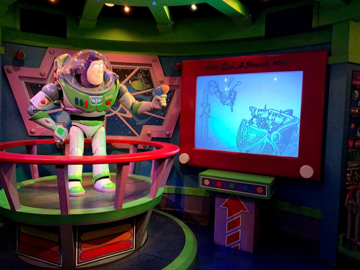 バズ ライトイヤーのアストロブラスターの噂 キャステル Castel ディズニー情報