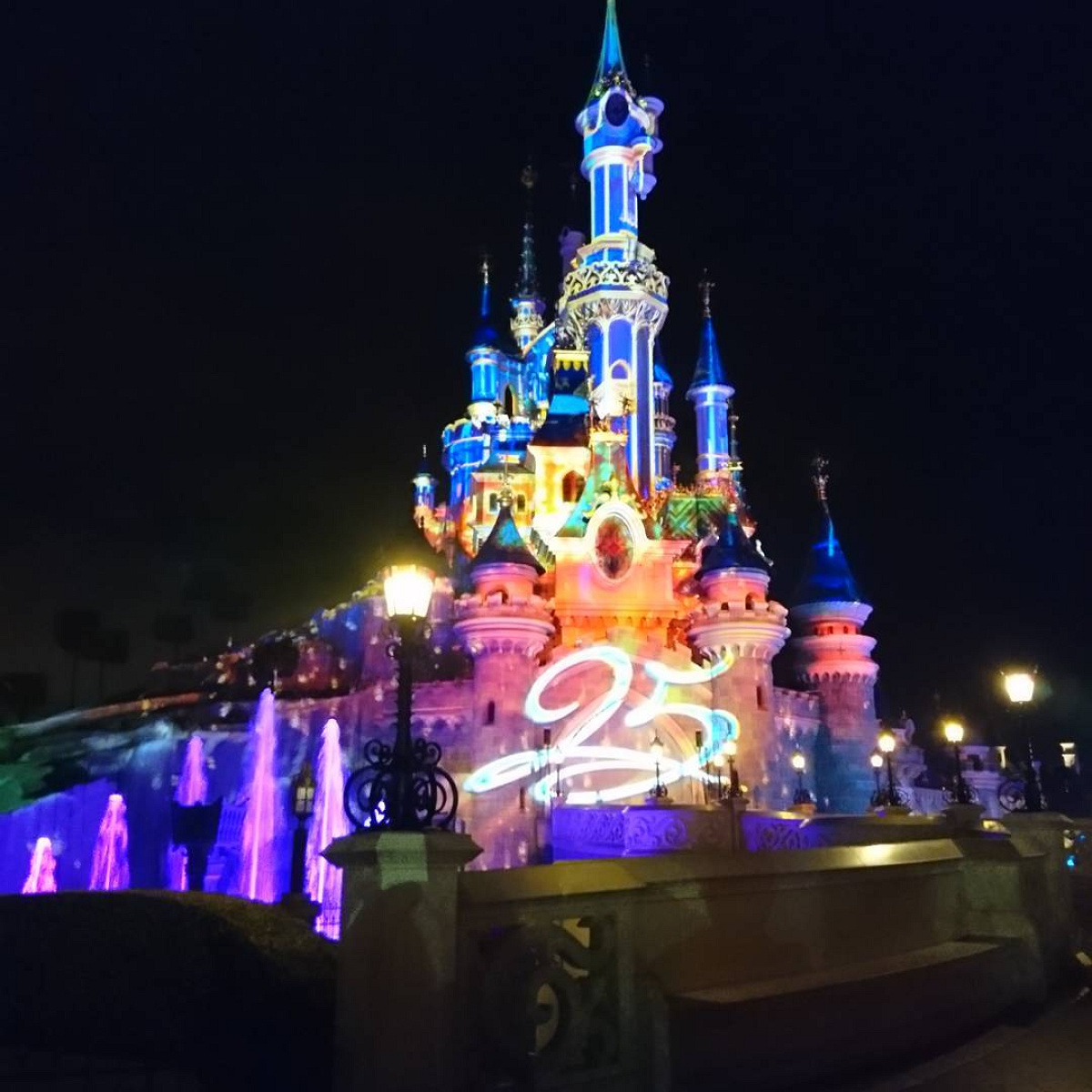 ライトアップも25周年仕様に キャステル Castel ディズニー情報 ライトアップも25周年仕様に キャステル Castel ディズニー情報