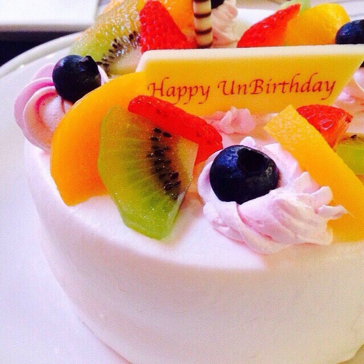 プレートには Happy Birthday の文字が キャステル Castel ディズニー情報