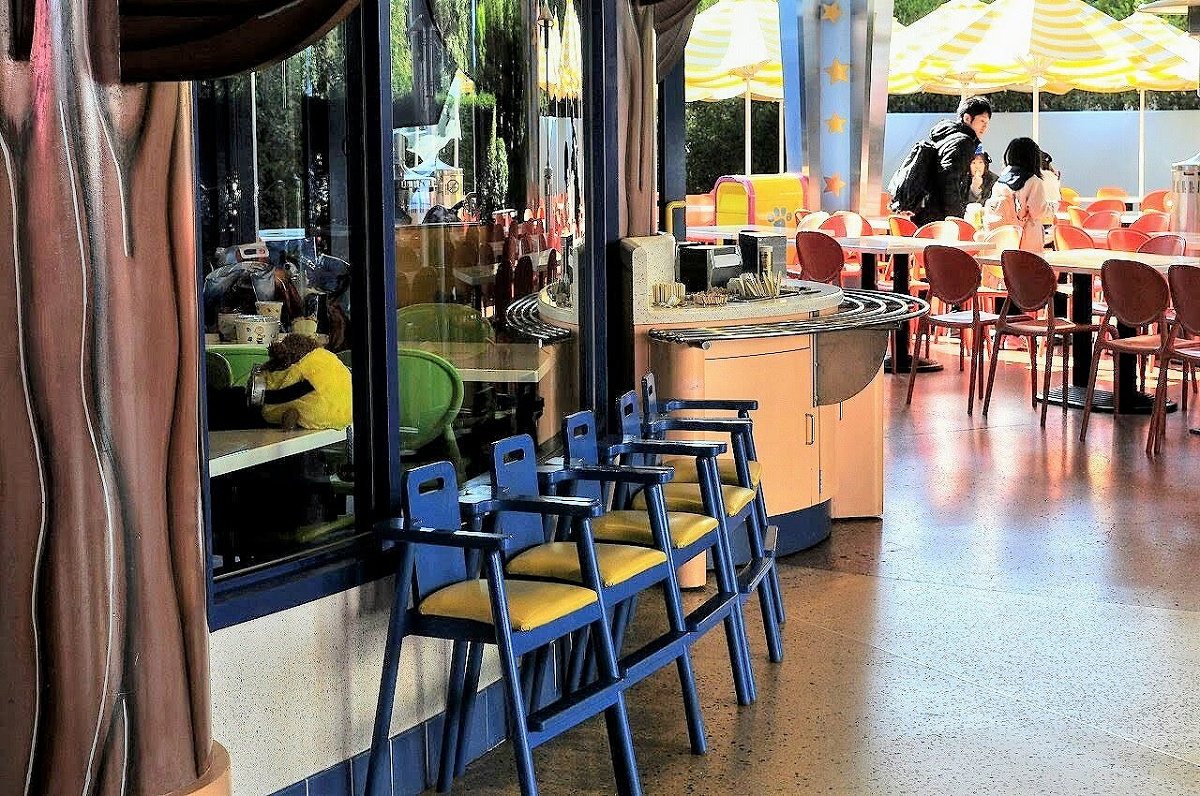 Usjスヌーピーのバックロットカフェ キャステル Castel ディズニー情報 Usjスヌーピーのバックロットカフェ キャステル Castel ディズニー情報