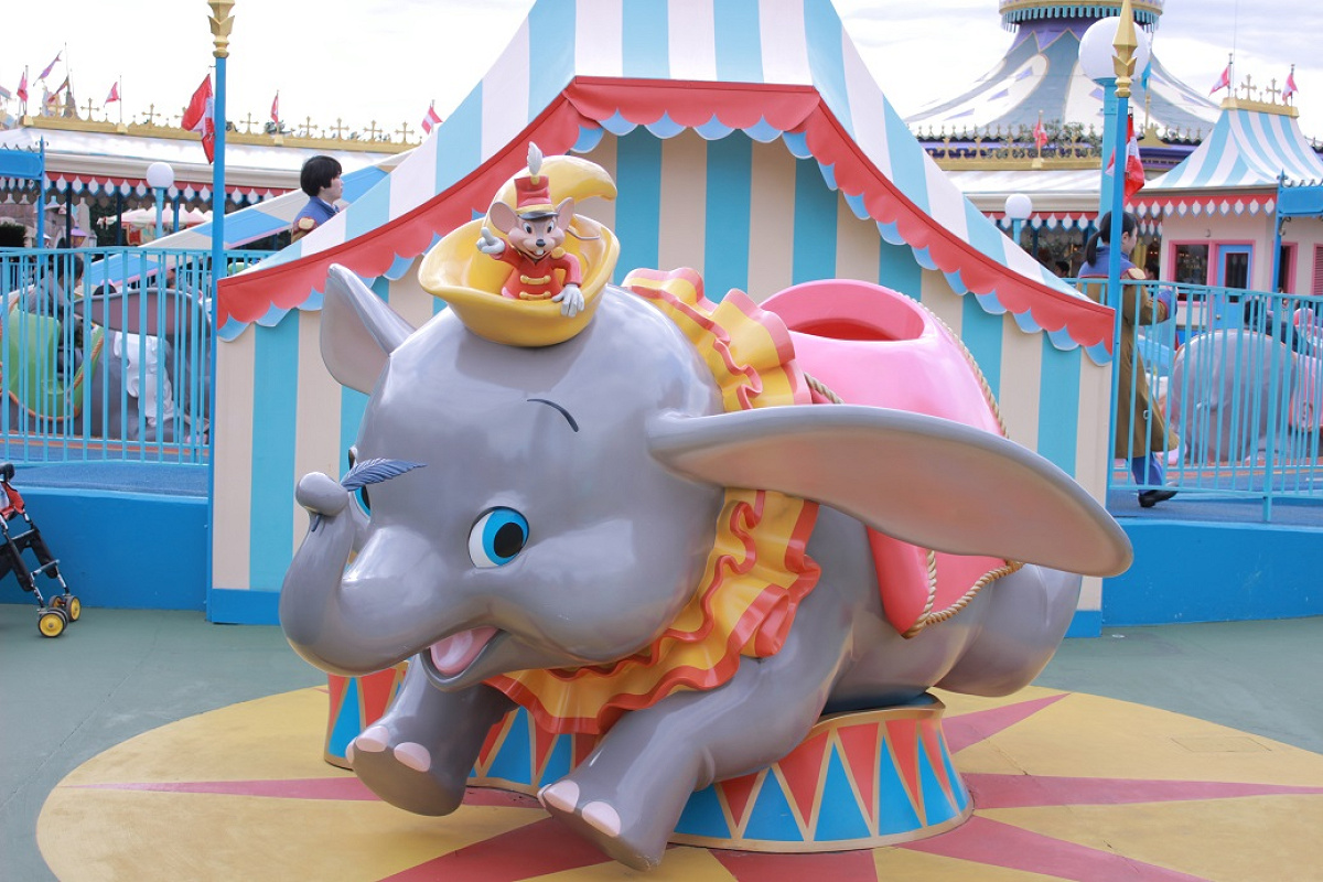 魔法の羽を持ったダンボの背中に乗って写真が撮れます 帽子にティモシーも キャステル Castel ディズニー情報