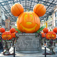 【2026】ディズニーハロウィンのショーパレード&お土産グッズ情報！ヴィランズパレード再演&リメンバーミーの「ラソス・デ・ラ・ファミリア」パワーアップ