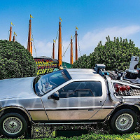 2026年USJで復活！『バック・トゥ・ザ・フューチャー』の車“デロリアン”とは？USJ25周年イベントで展示、グッズ展開も