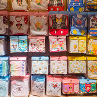 【2025】ディズニーベビーグッズ全種まとめ!赤ちゃん向けTシャツ・スタイ・おくるみ・カバーオール!