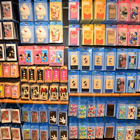 【2026】ディズニーで買えるスマホケース3種類!iPhone16対応!