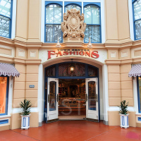 ディズニーランド「タウンセンターファッション」はパーク最大の洋服屋さん！場所や取扱いアイテムまとめ！ショーウィンドウの秘密も解説
