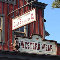 【ウエスタンウエア】ディズニーランドの西部グッズ販売ショップ！場所やBGS、取り扱い商品まとめ レザーアイテムや民芸品も！